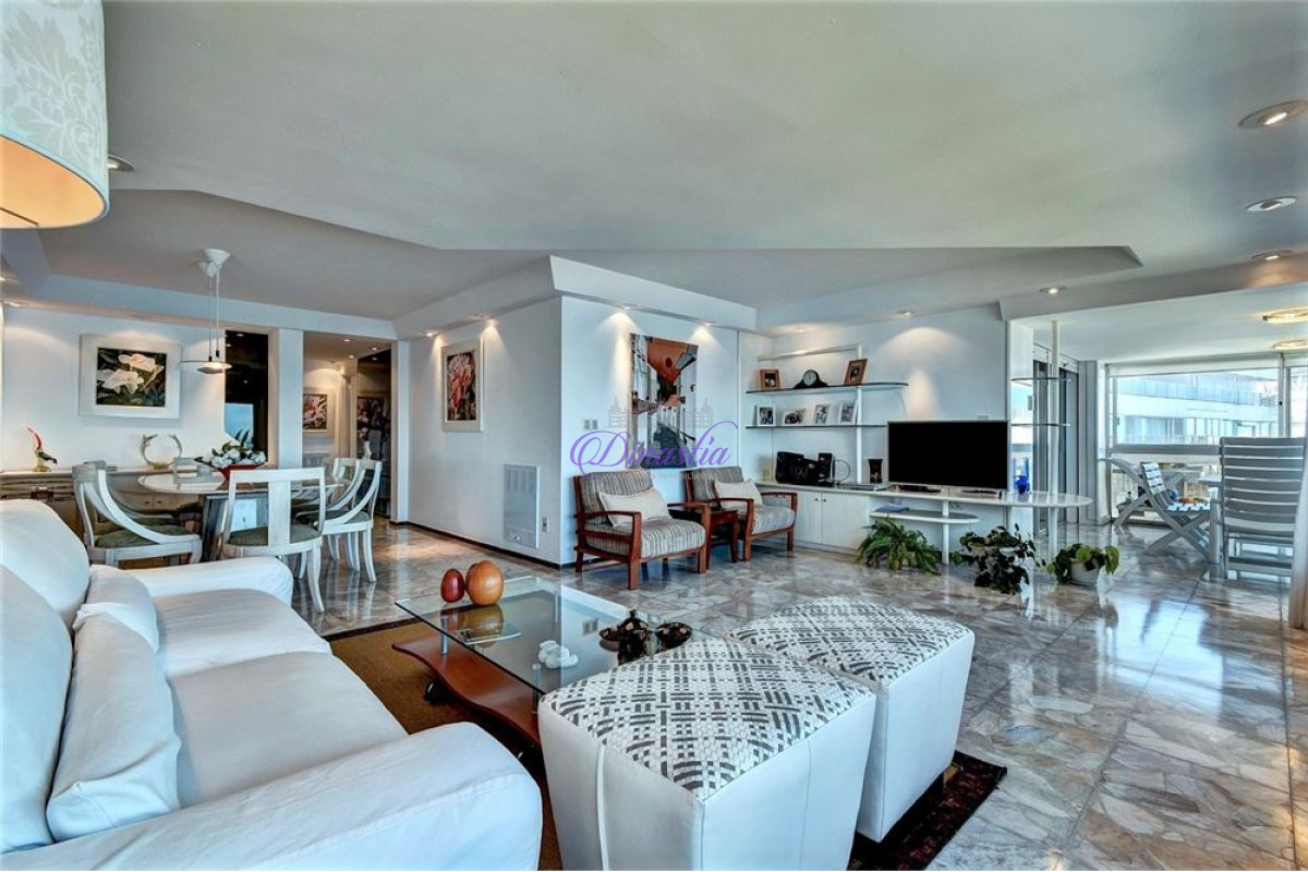 Apartamento ID.256 - Alquiler Invernal Apartamento de 3 dormitorios y dependencia en Playa Mansa, Punta del Este 