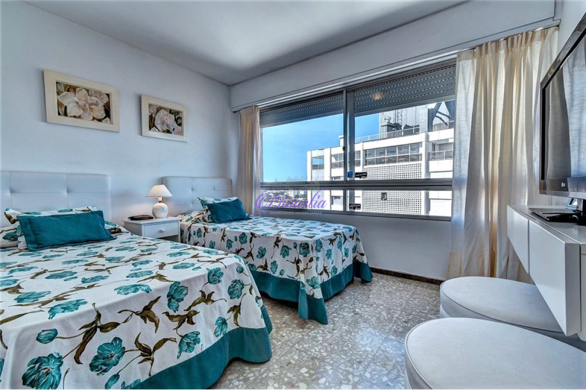 Apartamento ID.256 - Alquiler Invernal Apartamento de 3 dormitorios y dependencia en Playa Mansa, Punta del Este 