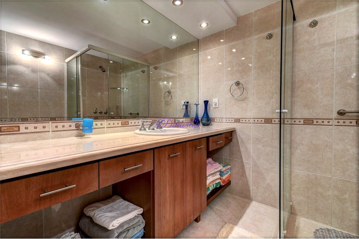 Apartamento ID.256 - Alquiler Invernal Apartamento de 3 dormitorios y dependencia en Playa Mansa, Punta del Este 
