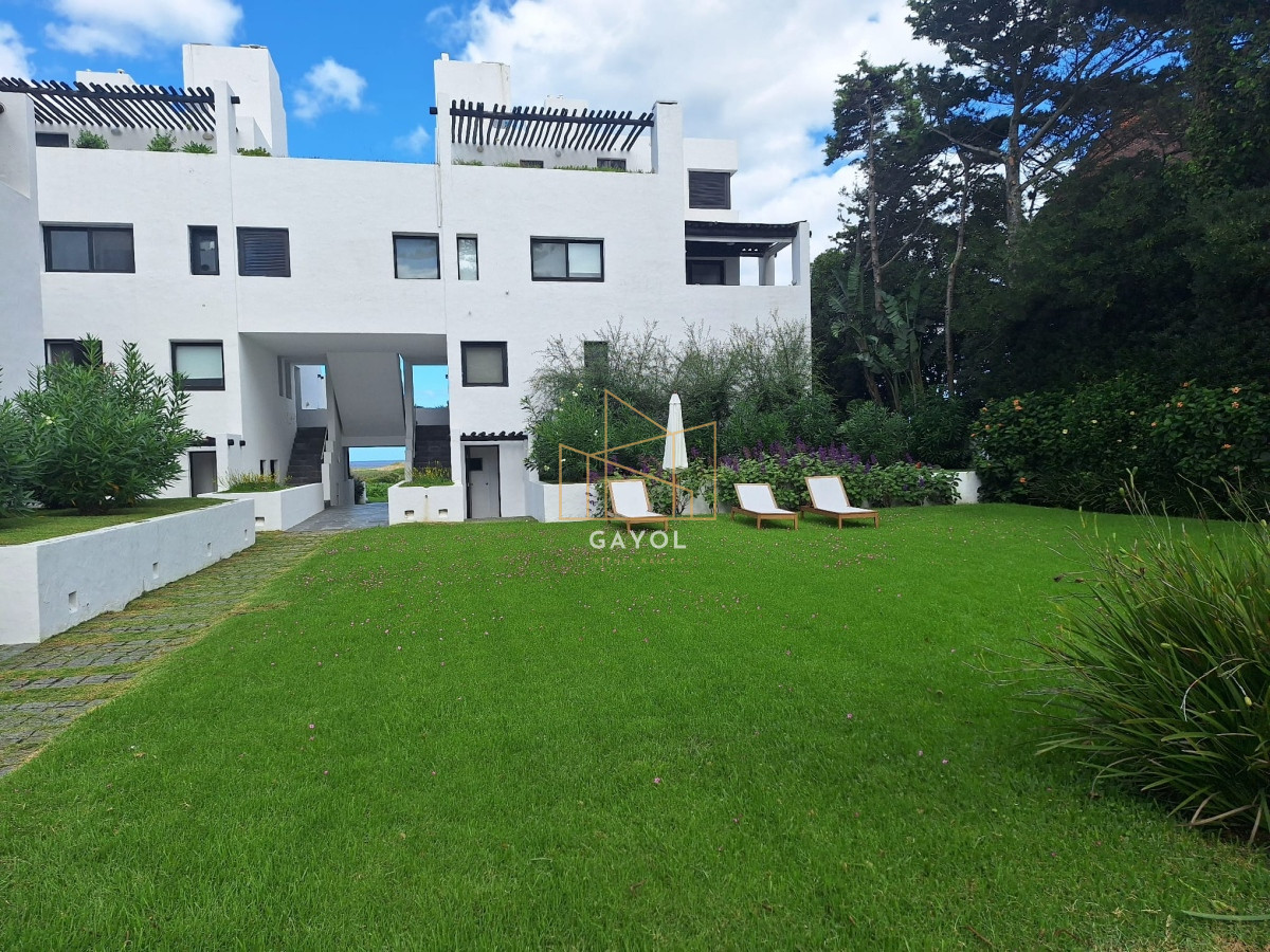 Apartamento ID.174 - Apto en venta 2 dorm y dependencia Brava con vista al mar 