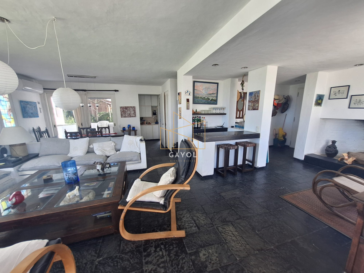 Apartamento ID.174 - Apto en venta 2 dorm y dependencia Brava con vista al mar 