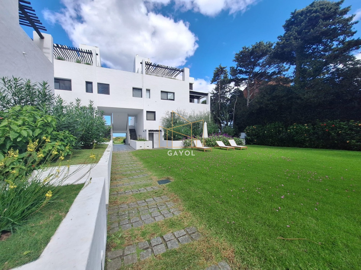 Apartamento ID.174 - Apto en venta 2 dorm y dependencia Brava con vista al mar 