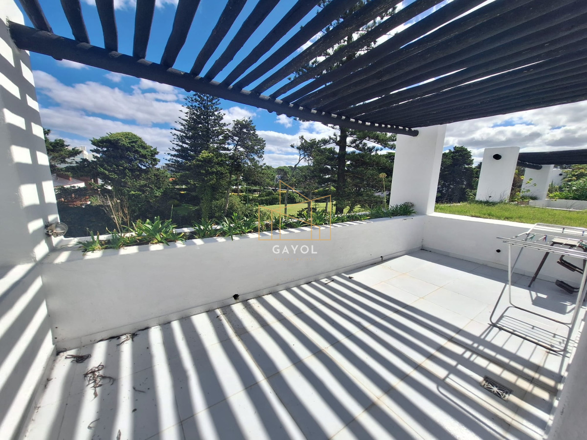 Apartamento ID.174 - Apto en venta 2 dorm y dependencia Brava con vista al mar 