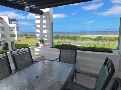 Apto en venta 2 dorm y dependencia Brava con vista al mar 