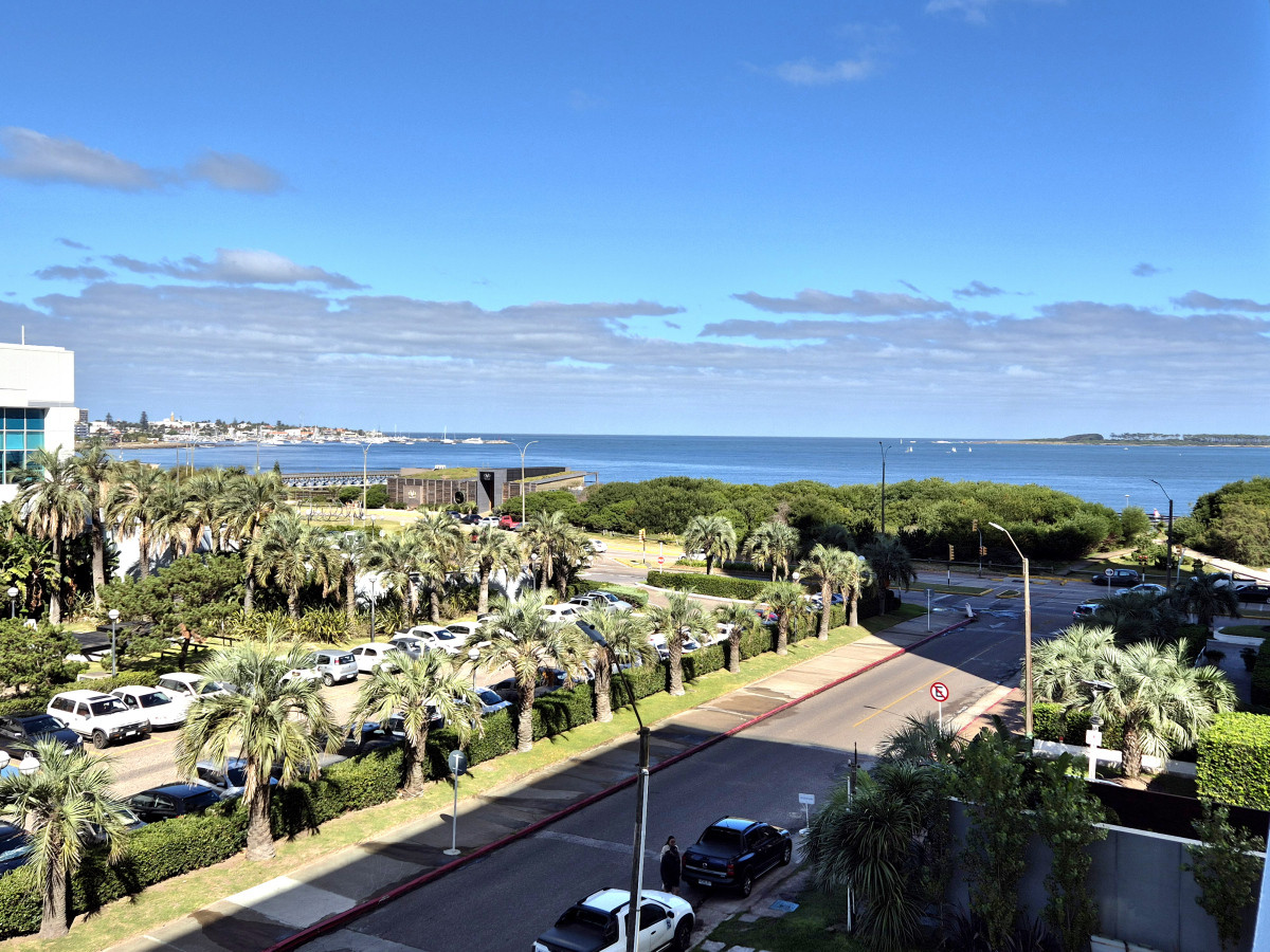 Apartamento a estrenar 1 dormitorio frente a Enjoy vista al mar terraza y garage Playa Mansa Punta del Este