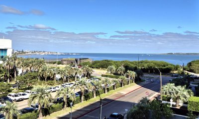 Apartamento a estrenar 1 dormitorio frente a Enjoy vista al mar terraza y garage Playa Mansa Punta del Este