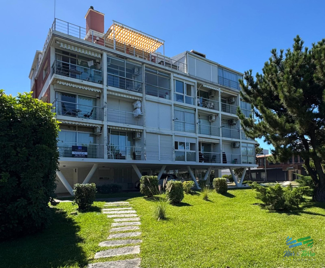 Apartamento ID.5755 - En venta apartamento 2 dormitorios con terraza primera línea Playa Mansa, Punta del Este 
