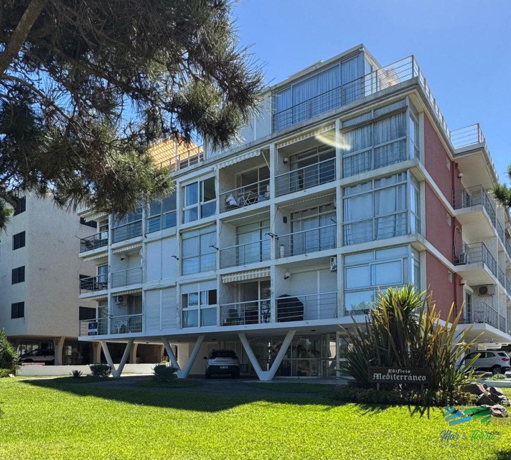 Apartamento ID.5755 - En venta apartamento 2 dormitorios con terraza primera línea Playa Mansa, Punta del Este 