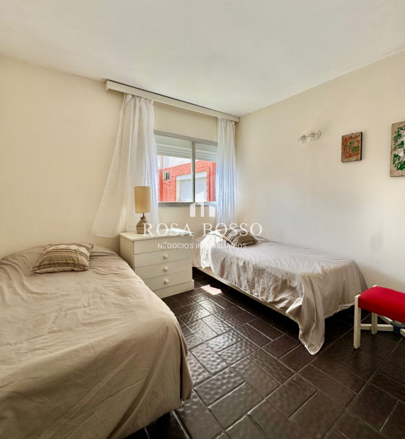 Apartamento ID.9864 - Oportunidad 2 dormitorios con balcón primera línea Playa Mansa 