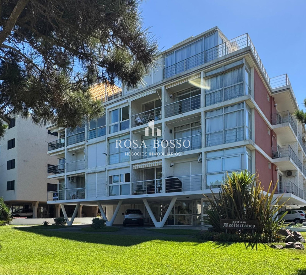 Apartamento ID.9864 - Oportunidad 2 dormitorios con balcón primera línea Playa Mansa 