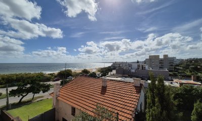 Apartamento en venta de 2 dormitorios en edificio Camboriu, Punta del Este.