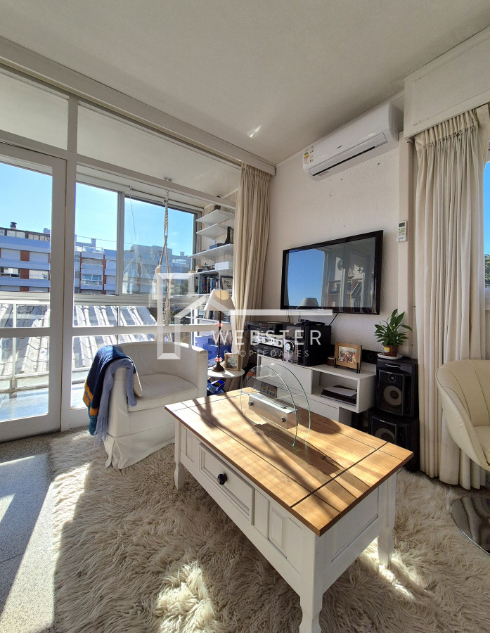 Apartamento ID.2269 - Apartamento 1 dormitorio en venta con vista al Mar edificio primera línea Playa Mansa Punta del Este