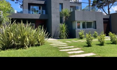 Casa moderna con estilo minimalista de 3 dormitorios en Playa Mansa