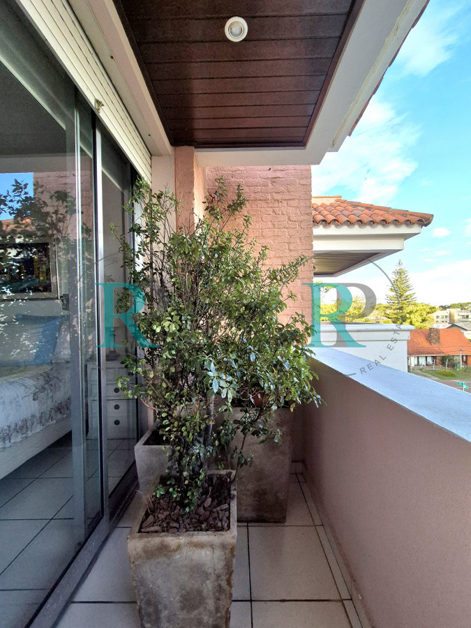 Apartamento ID.2404 - Apartamento 3 dormitorios con barbacoa propia con vista parcial al mar Playa Mansa Punta del Este
