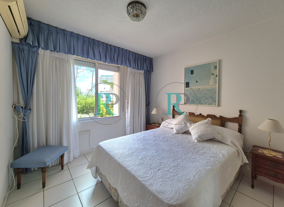 Apartamento ID.2403 - Apartamento 2 Dormitorios 2 baños terraza y garage a metros del mar en Playa Mansa Punta del Este