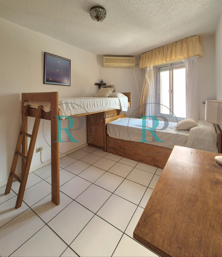 Apartamento ID.2403 - Apartamento 2 Dormitorios 2 baños terraza y garage a metros del mar en Playa Mansa Punta del Este