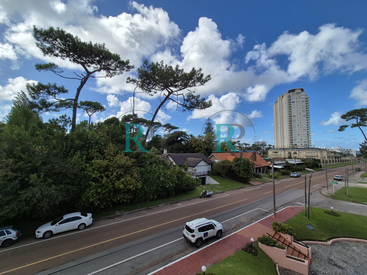Apartamento ID.2403 - Apartamento 2 Dormitorios 2 baños terraza y garage a metros del mar en Playa Mansa Punta del Este