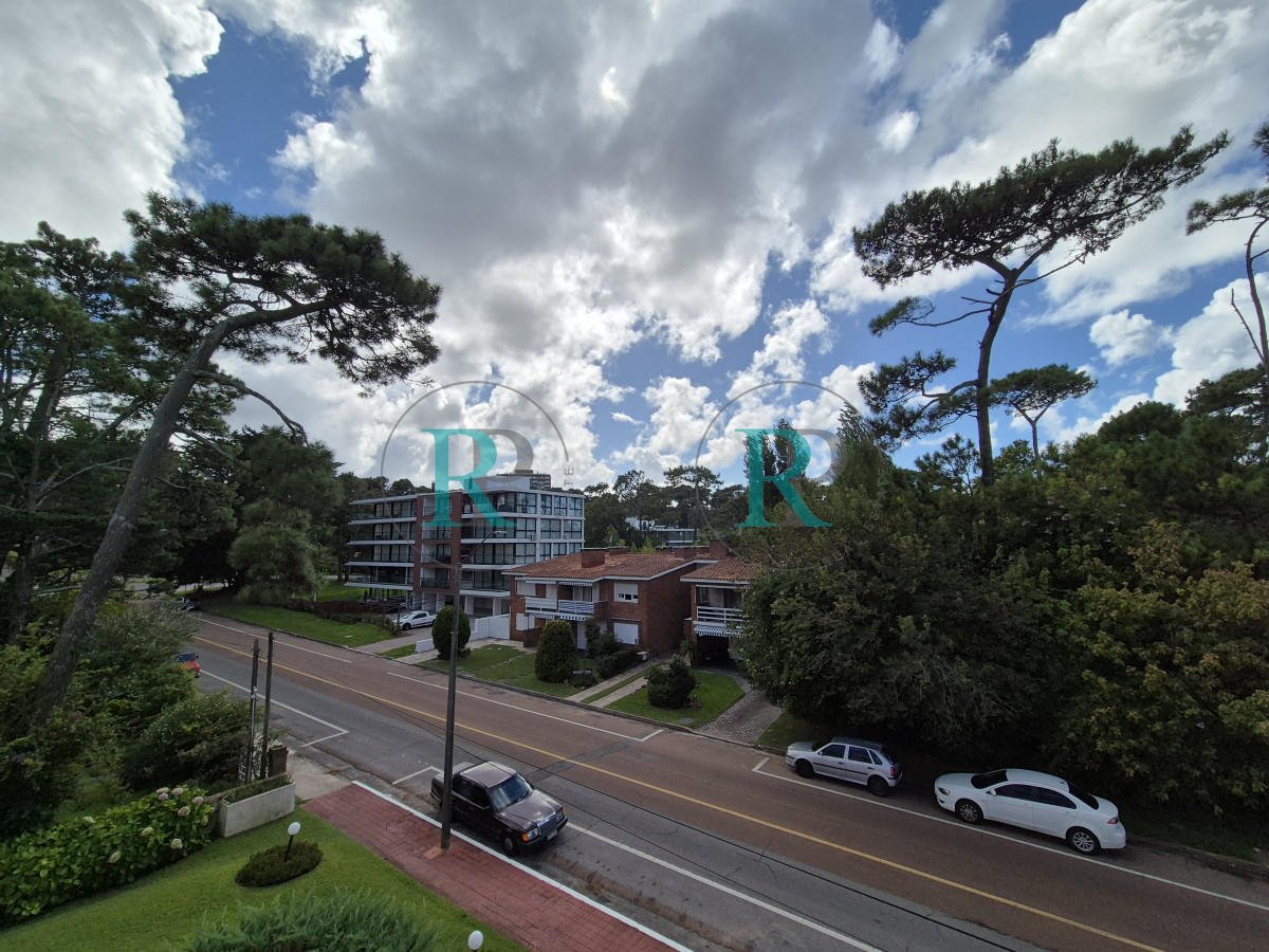 Apartamento ID.2403 - Apartamento 2 Dormitorios 2 baños terraza y garage a metros del mar en Playa Mansa Punta del Este