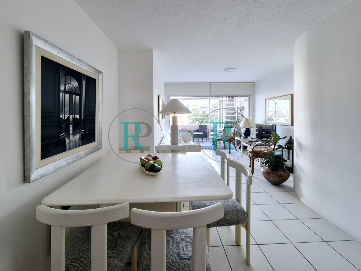 Apartamento ID.2404 - Apartamento 3 dormitorios con barbacoa propia con vista parcial al mar Playa Mansa Punta del Este