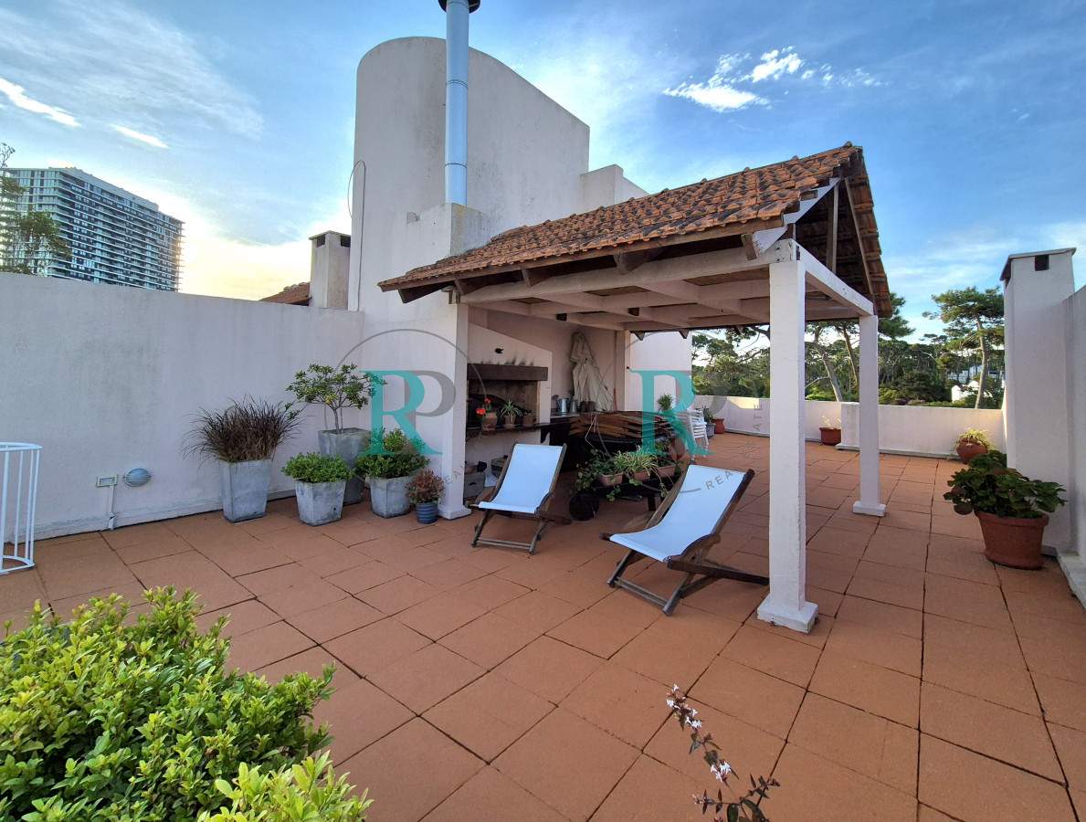 Apartamento ID.2404 - Apartamento 3 dormitorios con barbacoa propia con vista parcial al mar Playa Mansa Punta del Este