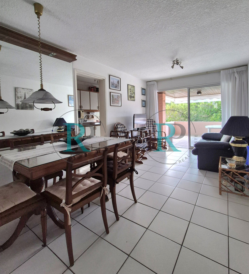 Apartamento ID.2403 - Apartamento 2 Dormitorios 2 baños terraza y garage a metros del mar en Playa Mansa Punta del Este