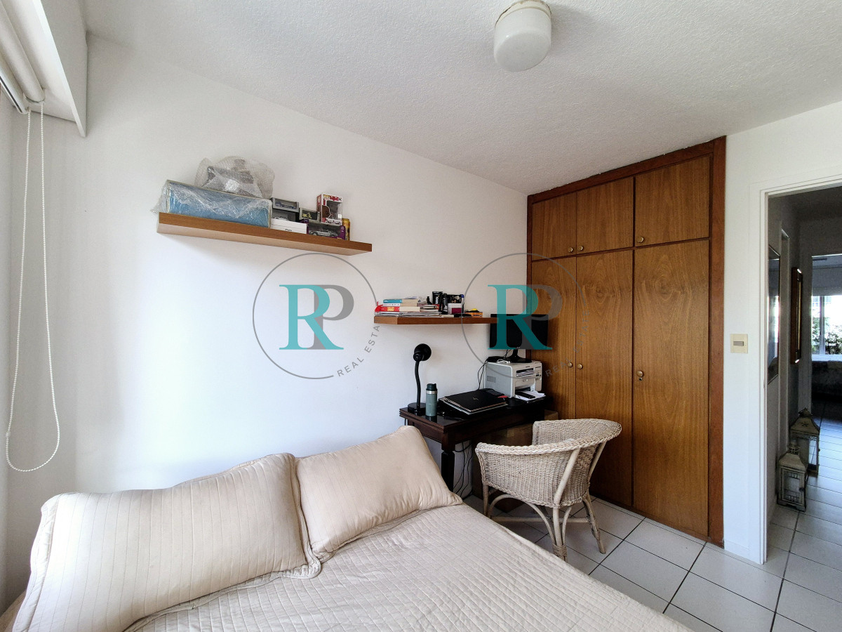 Apartamento ID.2404 - Apartamento 3 dormitorios con barbacoa propia con vista parcial al mar Playa Mansa Punta del Este