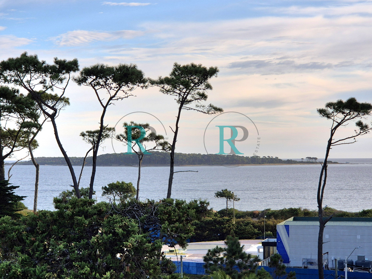 Apartamento ID.2404 - Apartamento 3 dormitorios con barbacoa propia con vista parcial al mar Playa Mansa Punta del Este