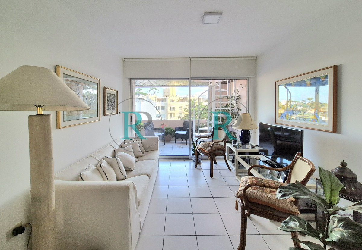 Apartamento ID.2404 - Apartamento 3 dormitorios con barbacoa propia con vista parcial al mar Playa Mansa Punta del Este