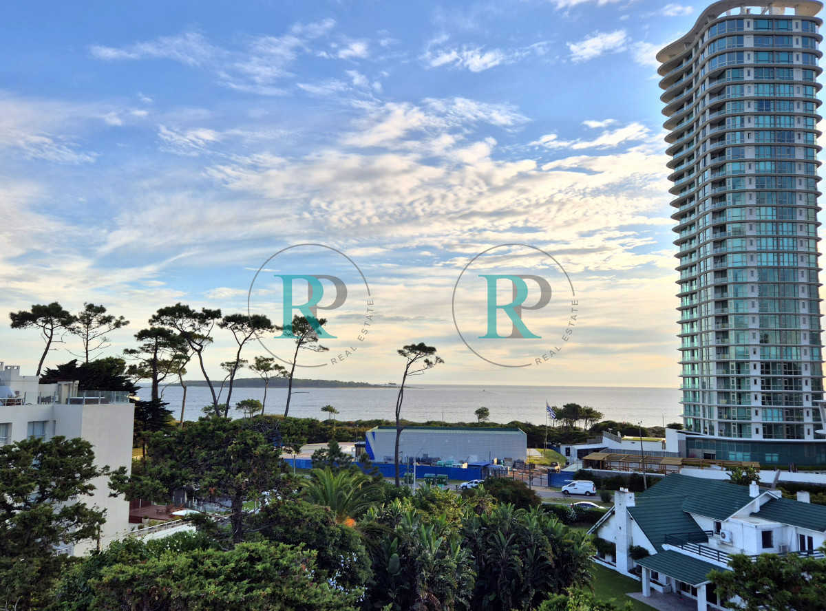 Apartamento ID.2404 - Apartamento 3 dormitorios con barbacoa propia con vista parcial al mar Playa Mansa Punta del Este