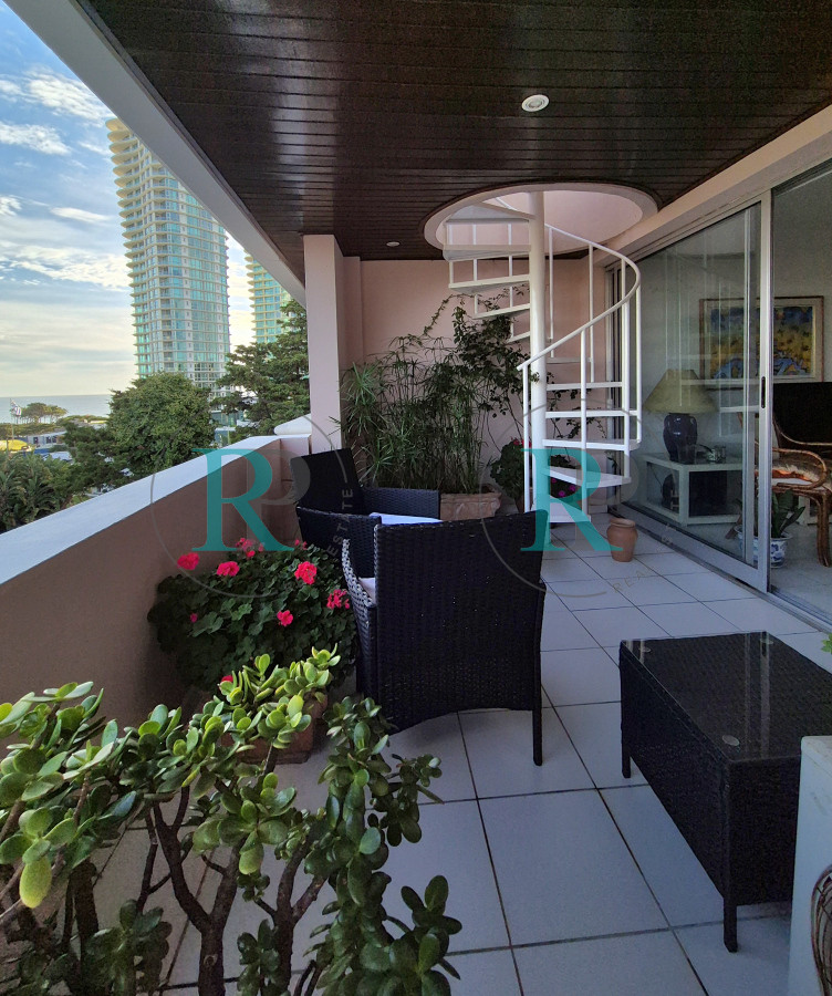 Apartamento ID.2404 - Apartamento 3 dormitorios con barbacoa propia con vista parcial al mar Playa Mansa Punta del Este
