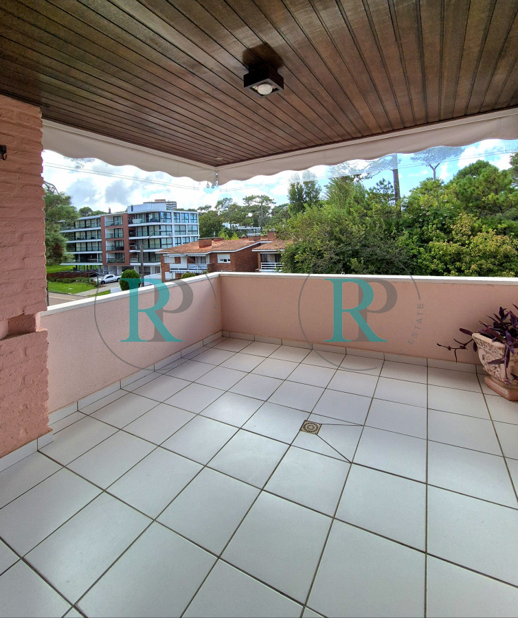 Apartamento ID.2403 - Apartamento 2 Dormitorios 2 baños terraza y garage a metros del mar en Playa Mansa Punta del Este