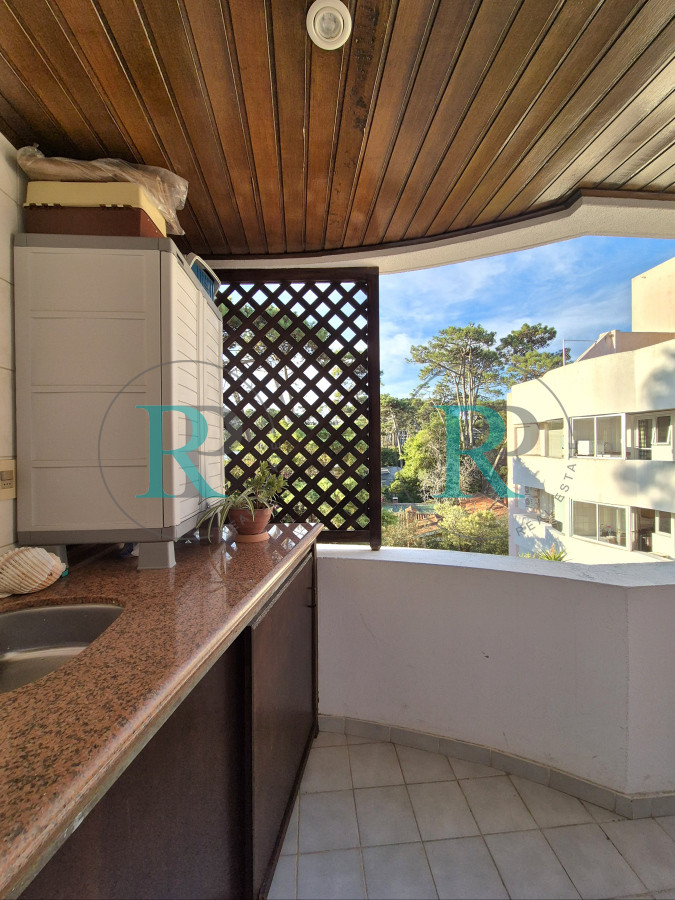 Apartamento ID.2404 - Apartamento 3 dormitorios con barbacoa propia con vista parcial al mar Playa Mansa Punta del Este