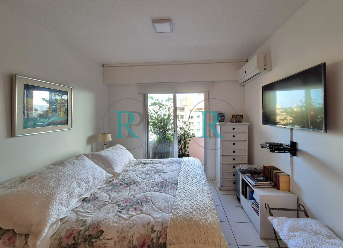 Apartamento ID.2404 - Apartamento 3 dormitorios con barbacoa propia con vista parcial al mar Playa Mansa Punta del Este