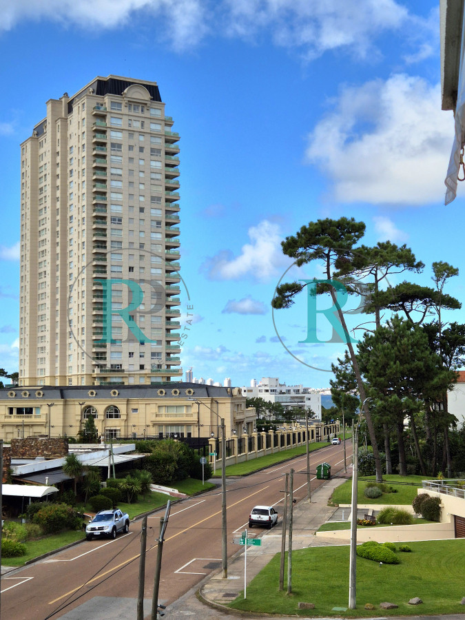 Apartamento ID.2403 - Apartamento 2 Dormitorios 2 baños terraza y garage a metros del mar en Playa Mansa Punta del Este