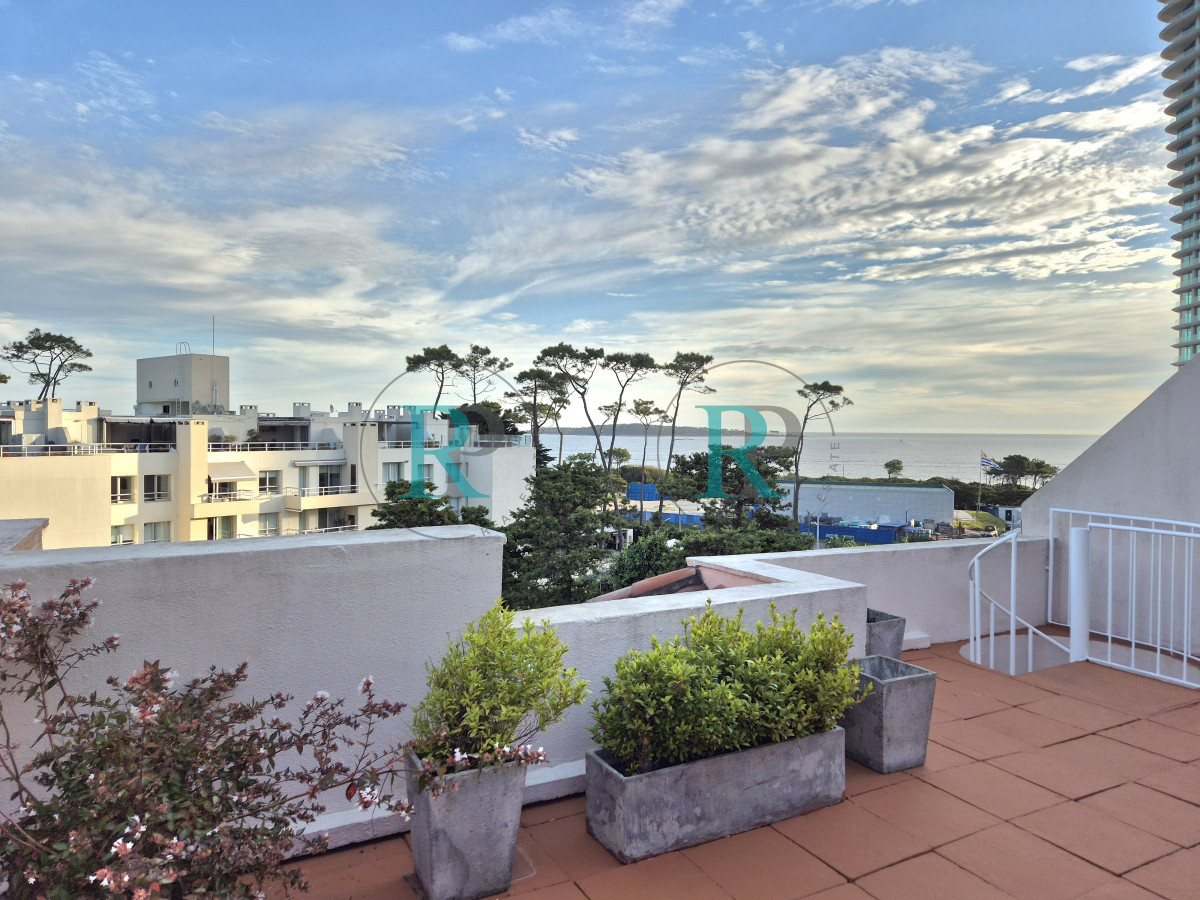 Apartamento ID.2404 - Apartamento 3 dormitorios con barbacoa propia con vista parcial al mar Playa Mansa Punta del Este