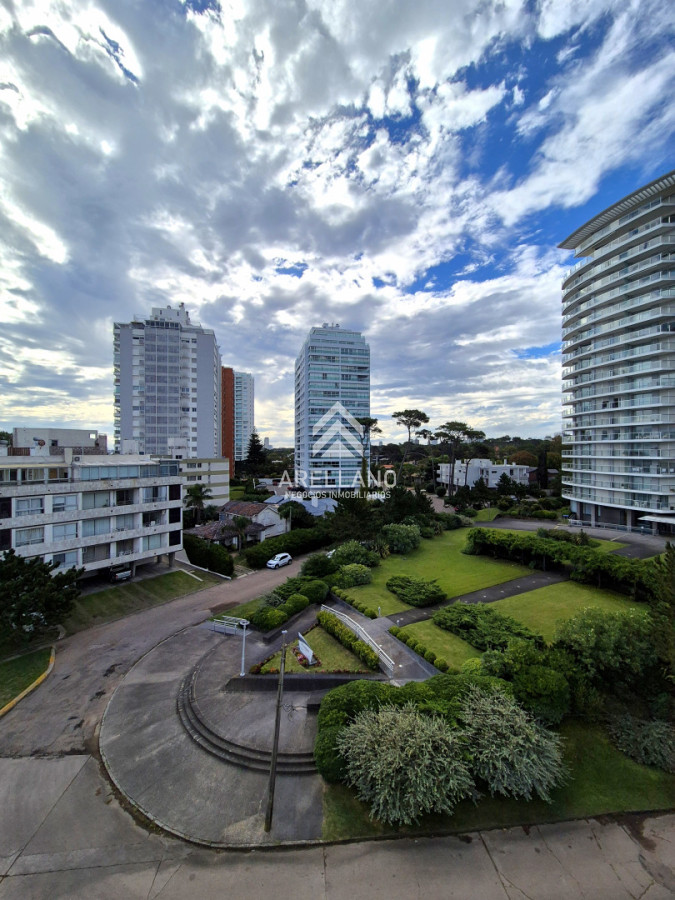 Apartamento ID.6176 - Apartamento reciclado frente al mar Playa Mansa 3 dormitorios terraza con barbacoa uso exclusivo y vista el mar Punta del Este