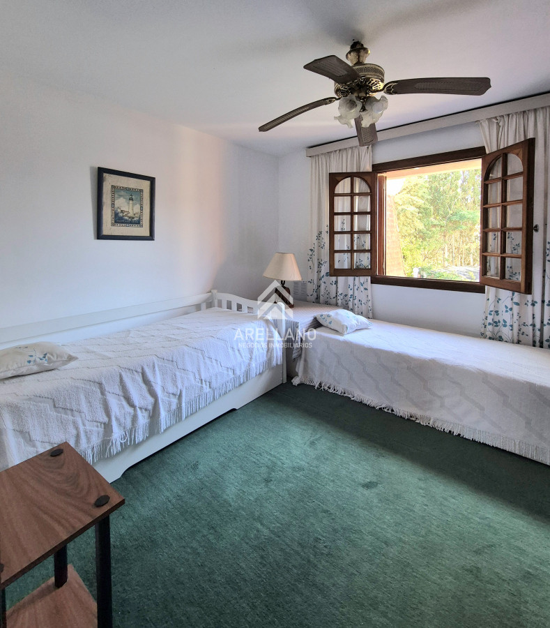 Apartamento ID.4480 - Oportunidad venta casa 2 dormitorios Playa Mansa cochera y parrillero