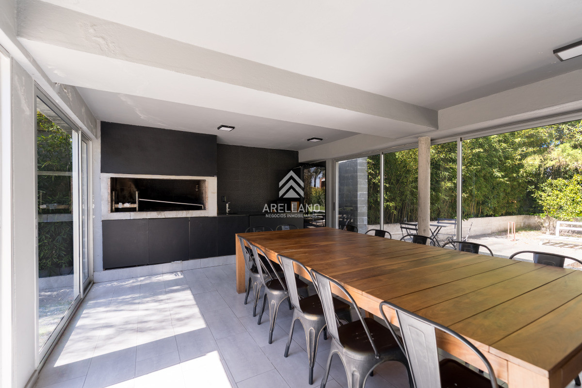 Apartamento ID.5572 - Planta de Categoría apartamento 3 dormitorios moderno con parrillero en Playa Mansa Punta del Este