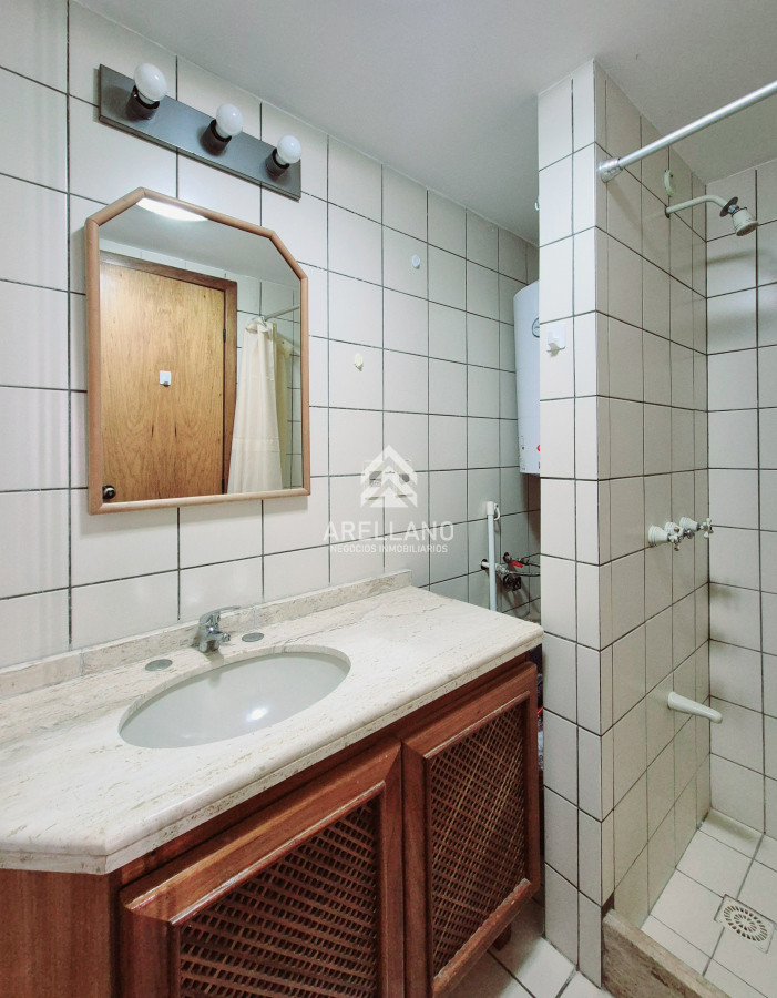 Apartamento ID.4542 - Venta Apartamento 2 dormitorios terraza cochera a sólo 100mts del mar en Playa Mansa Punta del Este