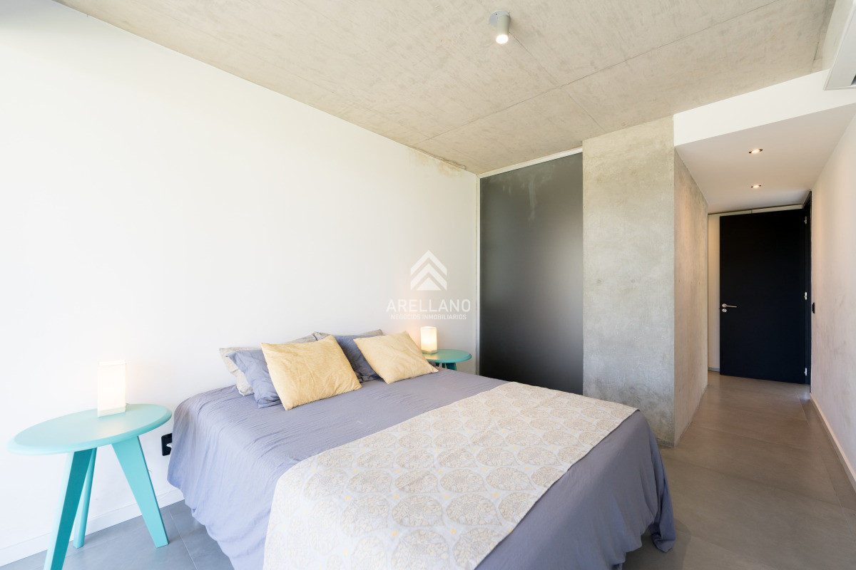 Apartamento ID.5572 - Planta de Categoría apartamento 3 dormitorios moderno con parrillero en Playa Mansa Punta del Este