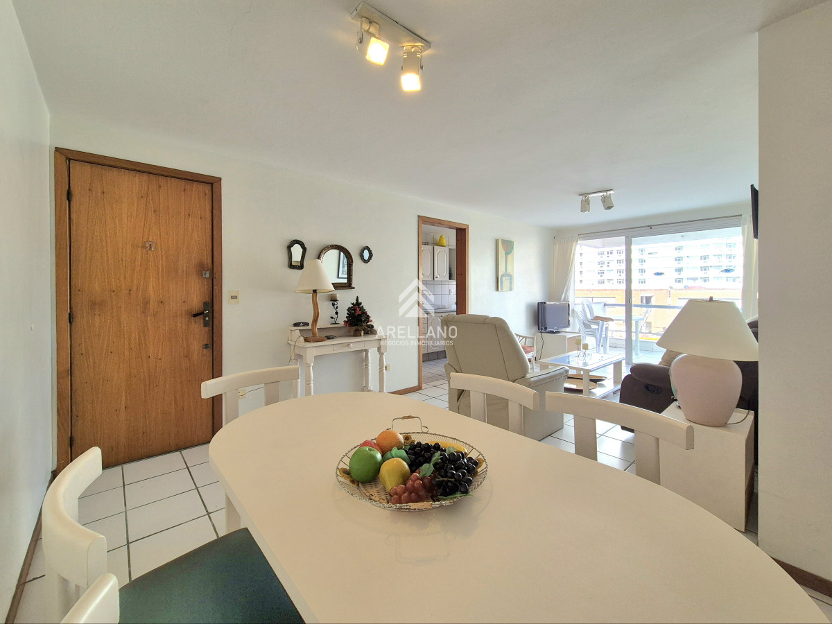 Apartamento ID.4542 - Venta Apartamento 2 dormitorios terraza cochera a sólo 100mts del mar en Playa Mansa Punta del Este