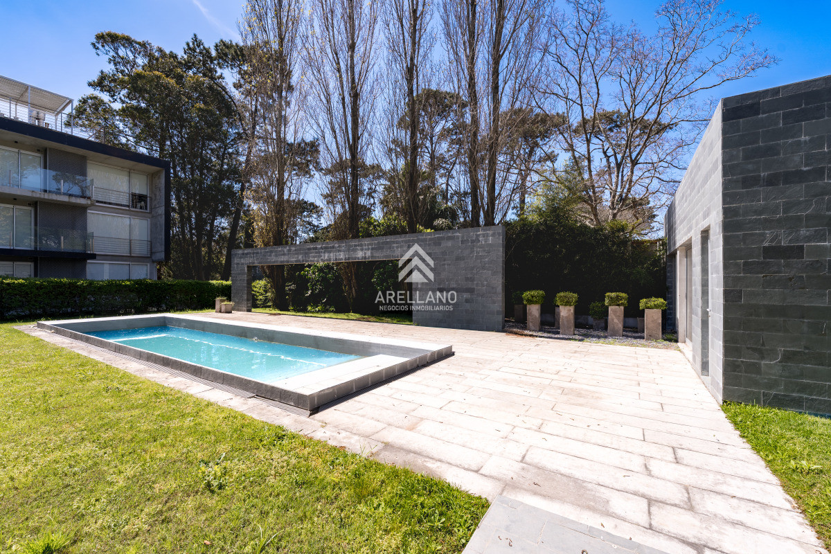 Apartamento ID.5572 - Planta de Categoría apartamento 3 dormitorios moderno con parrillero en Playa Mansa Punta del Este