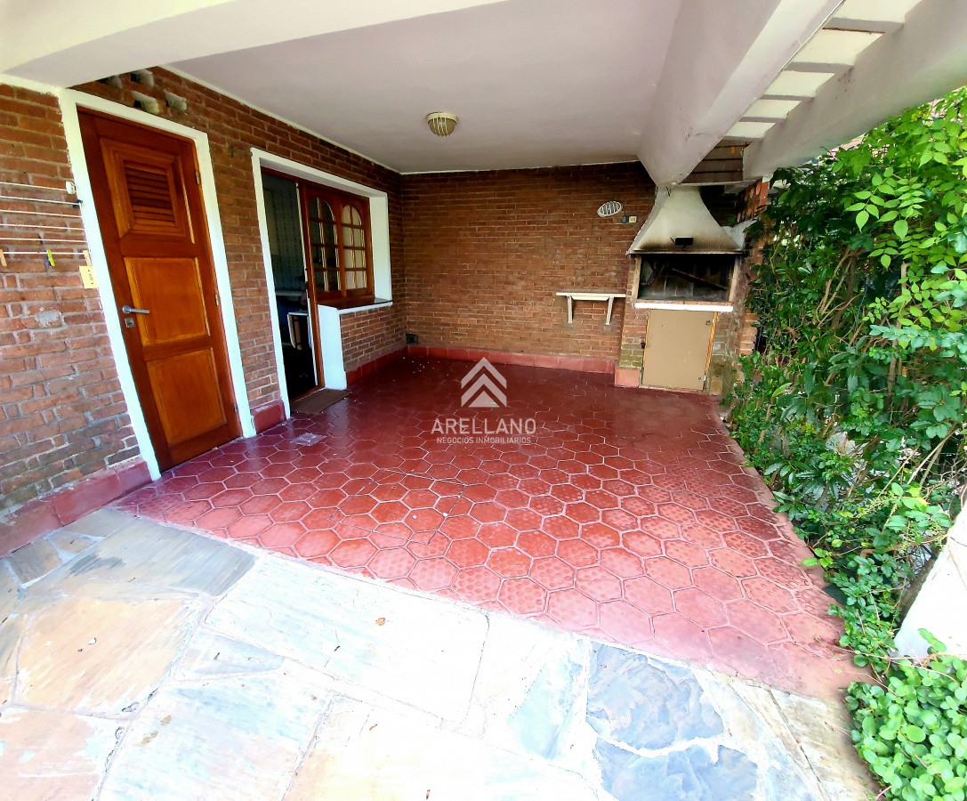 Apartamento ID.4480 - Oportunidad venta casa 2 dormitorios Playa Mansa cochera y parrillero