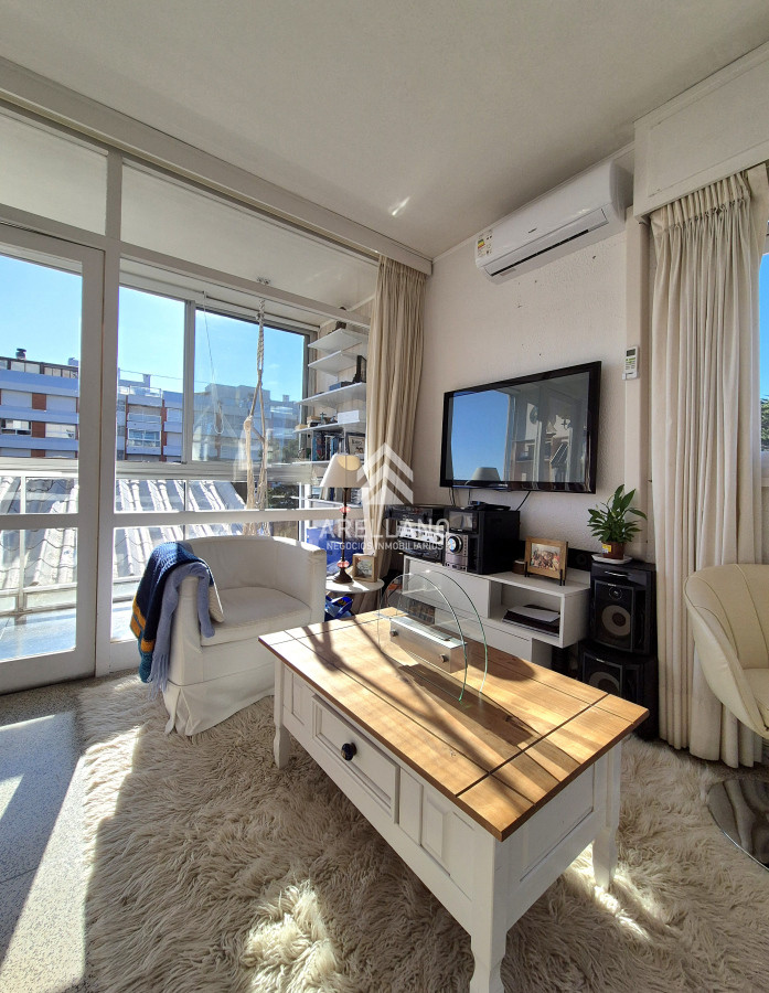 Apartamento ID.4866 - Apartamento 1 dormitorio en venta con vista al Mar edificio primera línea Playa Mansa Punta del Este