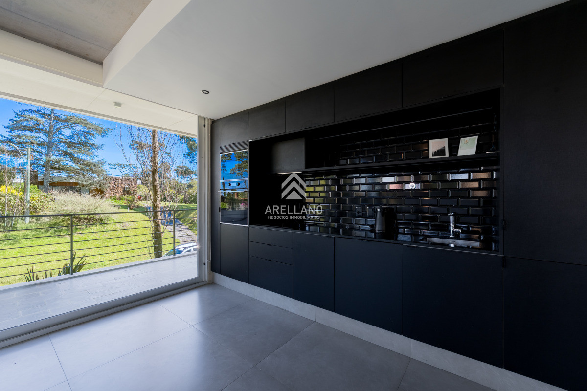 Apartamento ID.5572 - Planta de Categoría apartamento 3 dormitorios moderno con parrillero en Playa Mansa Punta del Este