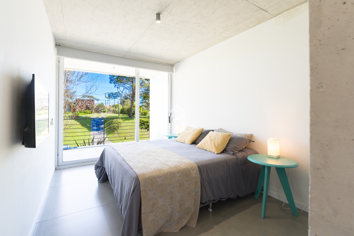 Apartamento ID.5572 - Planta de Categoría apartamento 3 dormitorios moderno con parrillero en Playa Mansa Punta del Este