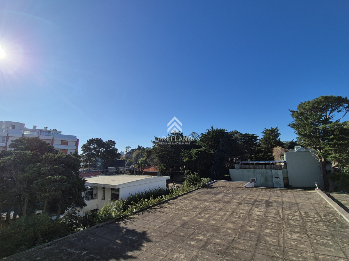 Apartamento ID.4866 - Apartamento 1 dormitorio en venta con vista al Mar edificio primera línea Playa Mansa Punta del Este