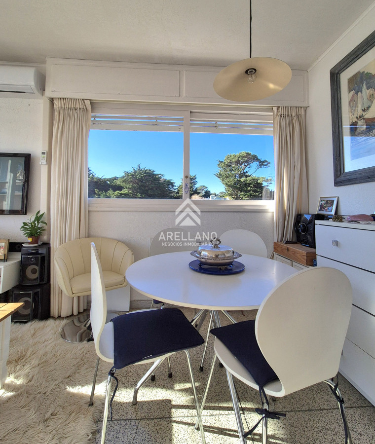 Apartamento ID.4866 - Apartamento 1 dormitorio en venta con vista al Mar edificio primera línea Playa Mansa Punta del Este