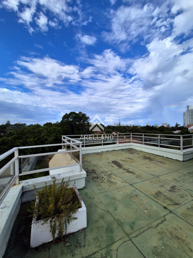 Apartamento ID.6176 - Apartamento reciclado frente al mar Playa Mansa 3 dormitorios terraza con barbacoa uso exclusivo y vista el mar Punta del Este