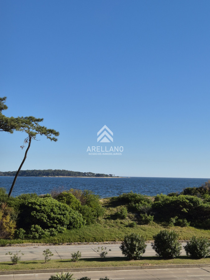 Apartamento ID.4866 - Apartamento 1 dormitorio en venta con vista al Mar edificio primera línea Playa Mansa Punta del Este